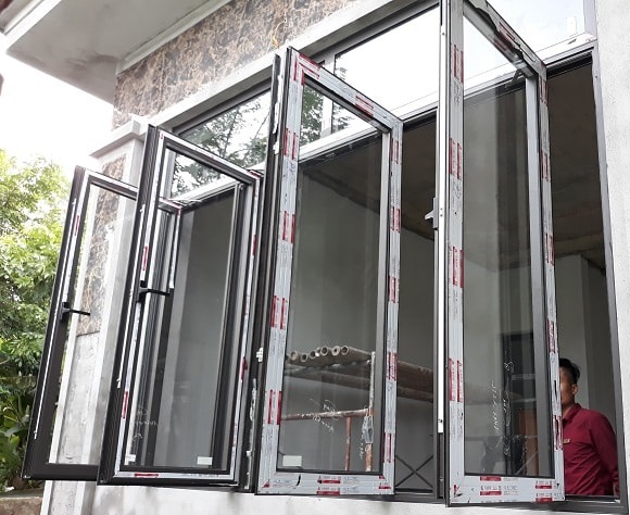 Cửa sổ nhôm kính mở quay nhiều cánh đang lắp đặt cho nhà ở